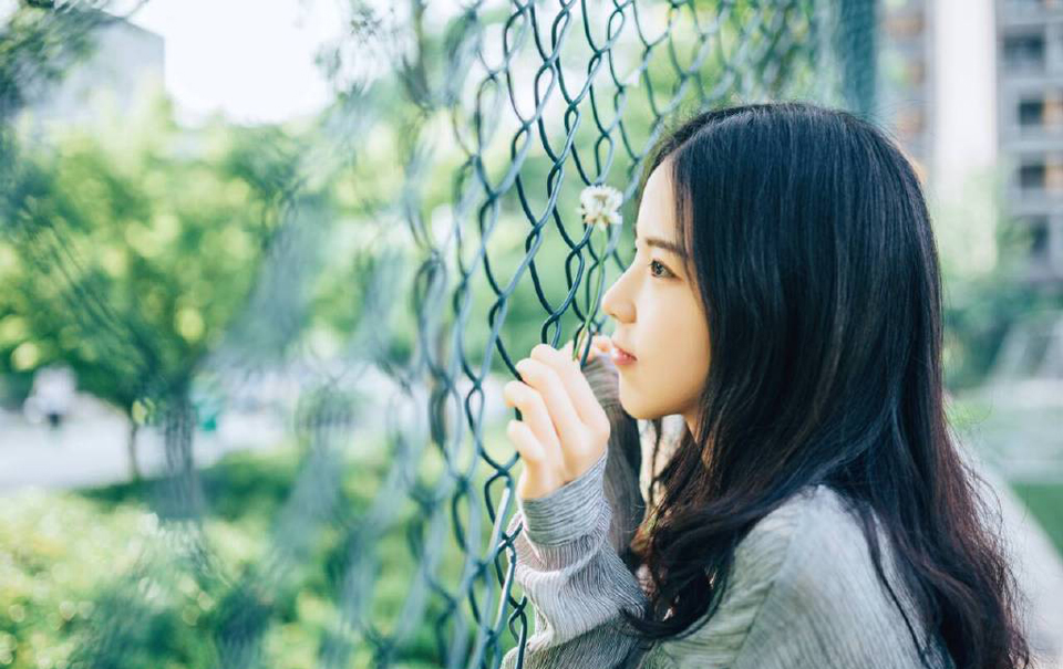 伤心是一种最堪咀嚼的滋味。如果不经过这份疼痛——度日如年般地经过。不可能玩味其他人生的欣喜。——三毛《亲爱的三毛》